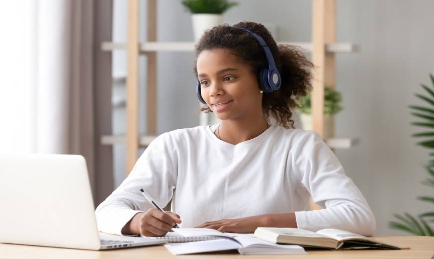 Comparação de plataformas de aprendizado de idiomas para preparação para exames: TOEFL, IELTS e outros